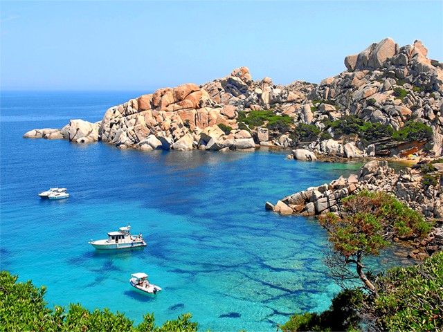 Il mare della Gallura tra le rocce di granito